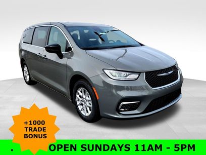 New 2025 Chrysler Pacifica Select