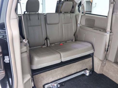 Used 2014 Chrysler Town & Country Touring image 15