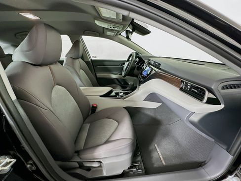 Used 2020 Toyota Camry LE w/ Convenience Package FWD image 29