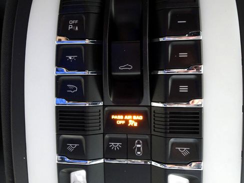 Used 2017 Porsche Cayenne Platinum Edition image 19