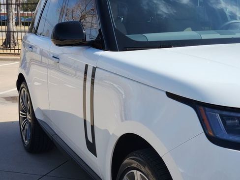 Used 2025 Land Rover Range Rover SE image 11