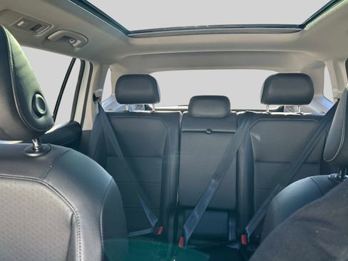 Used 2018 Volkswagen Tiguan SEL Premium image 32