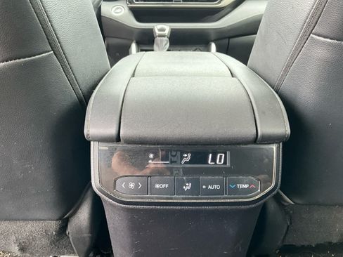 Used 2021 Toyota Highlander XLE AWD/4WD image 23