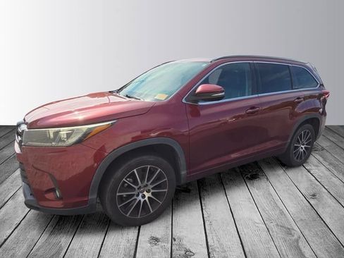 Used 2018 Toyota Highlander SE FWD image 2