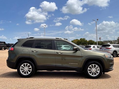 Used 2021 Jeep Cherokee Latitude w/ Mopar Interior Package AWD/4WD image 4