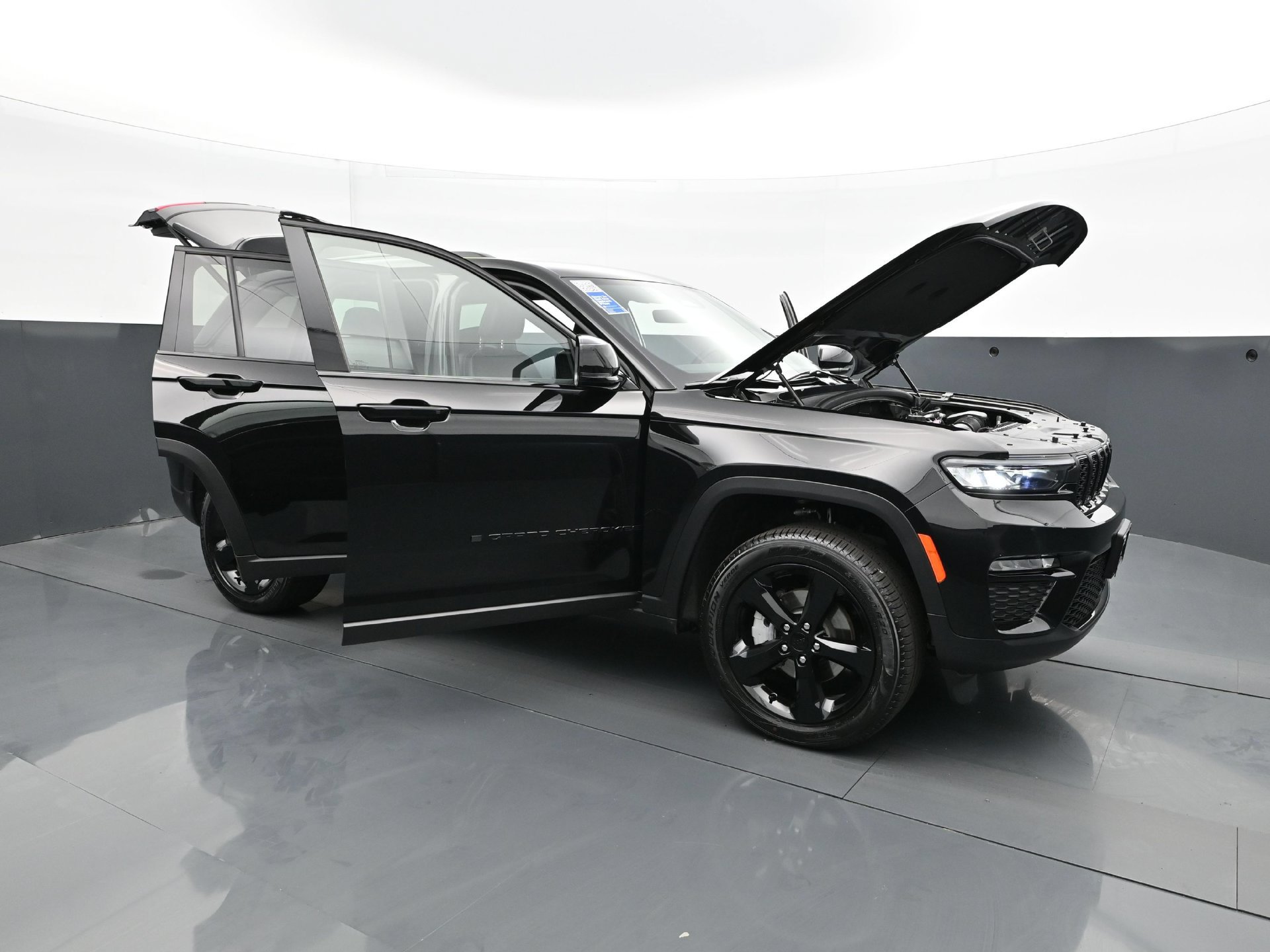 Used 2025 Jeep Grand Cherokee Limited w/ Black Appearance Package AWD/4WD image 40