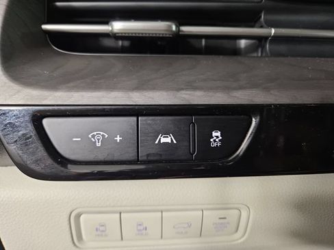 Used 2024 Kia Carnival EX FWD image 28