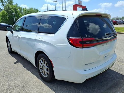 Used 2024 Chrysler Pacifica Touring-L FWD image 4