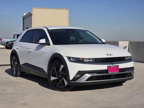 Certified 2025 Hyundai Ioniq 5 SE image 3