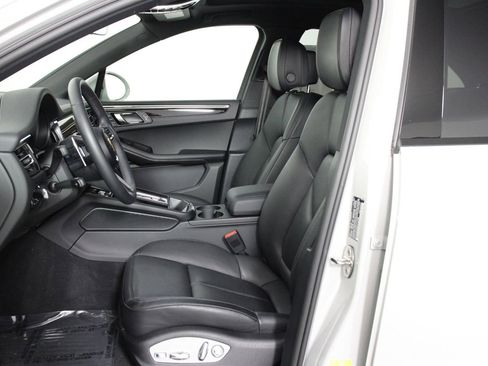Certified 2025 Porsche Macan image 5