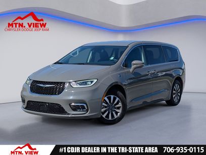 Used 2022 Chrysler Pacifica Touring-L w/ Uconnect Theater Family Group
