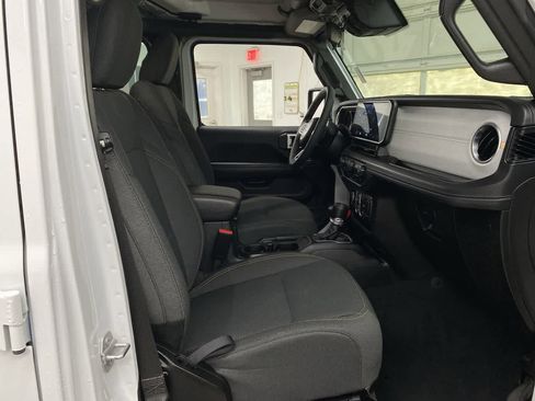 Used 2025 Jeep Wrangler Sahara AWD/4WD image 18