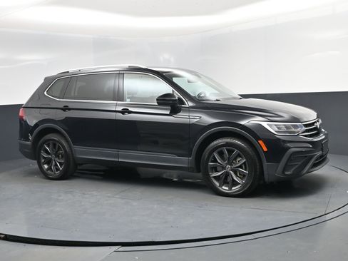 Used 2022 Volkswagen Tiguan SE image 2