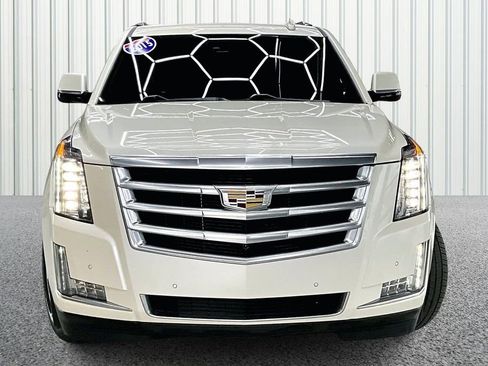 Used 2015 Cadillac Escalade Luxury image 2
