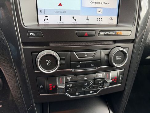 Used 2018 Ford Explorer XLT w/ Equipment Group 202A AWD/4WD image 21