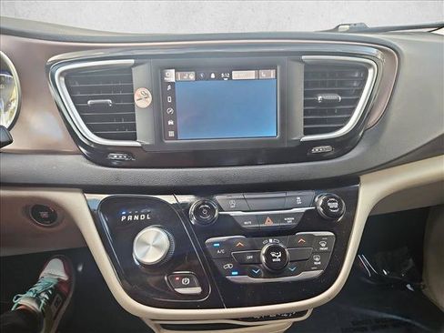 Used 2022 Chrysler Voyager LX FWD image 15