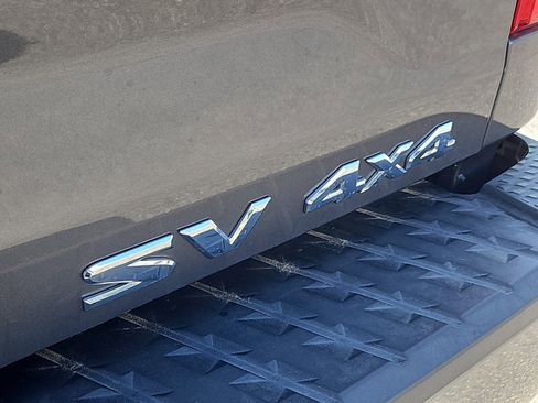 Used 2021 Nissan Titan SV w/ SV Convenience Package image 4