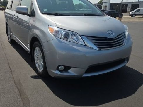 Used 2017 Toyota Sienna XLE w/ XLE Navigation Package FWD image 3