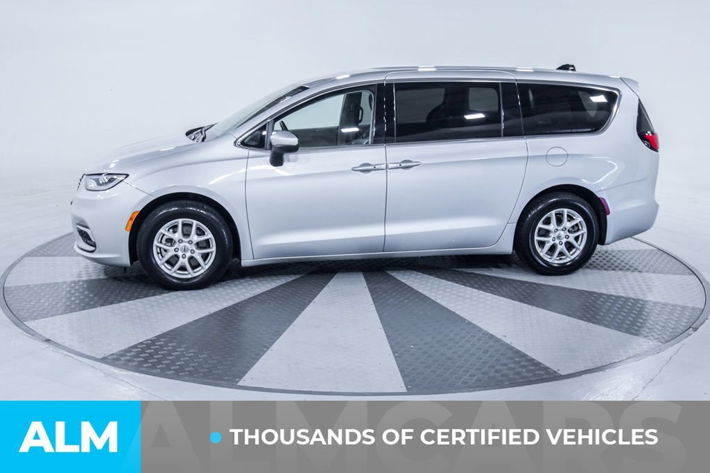 Used 2023 Chrysler Pacifica Touring-L FWD image 4