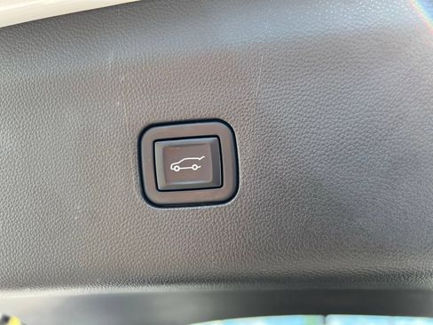 Used 2023 Buick Enclave Essence FWD image 18