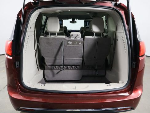 Used 2017 Chrysler Pacifica Touring-L Plus image 19