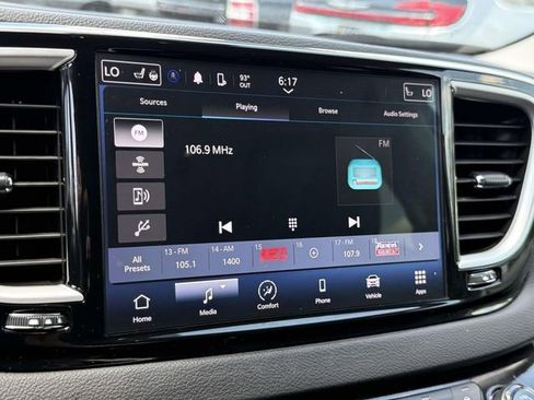 Used 2024 Chrysler Pacifica Touring-L FWD image 14