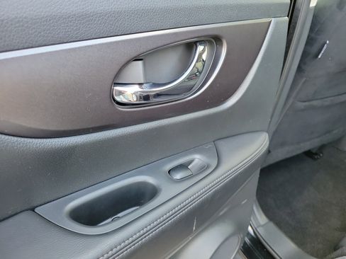 Used 2016 Nissan Rogue SV w/ SV Premium Package image 14