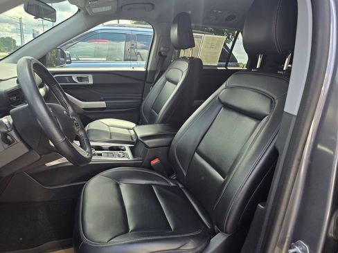 Used 2022 Ford Explorer XLT w/ Equipment Group 202A AWD/4WD image 9