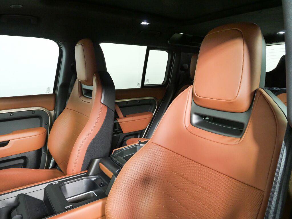 Used 2026 Land Rover Defender 110 OCTA AWD/4WD image 5