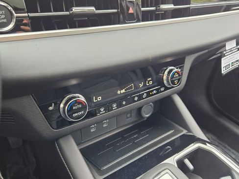 New 2025 Mitsubishi Outlander SE image 23