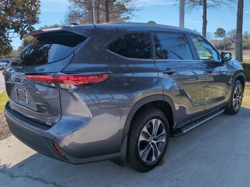 Used 2023 Toyota Highlander XLE image 10