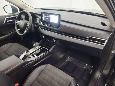 Used 2025 Mitsubishi Outlander SE image 15