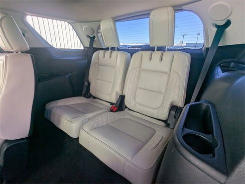 Used 2017 Ford Explorer Platinum image 15