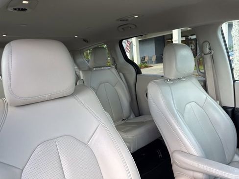 Used 2018 Chrysler Pacifica Touring-L image 12