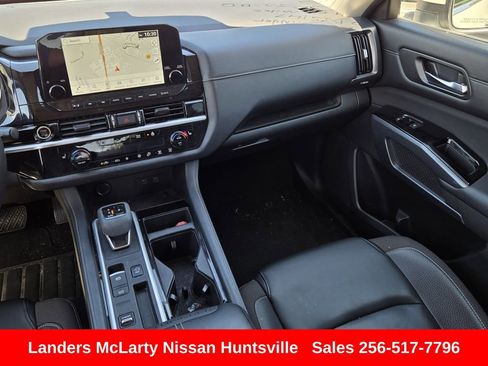 Used 2022 Nissan Pathfinder SL FWD image 17