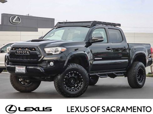 Used 2017 Toyota Tacoma TRD Sport image 1