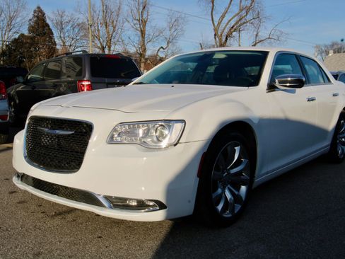 Used 2019 Chrysler 300 Limited image 1