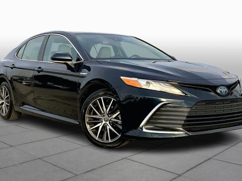 Used 2021 Toyota Camry XLE image 2