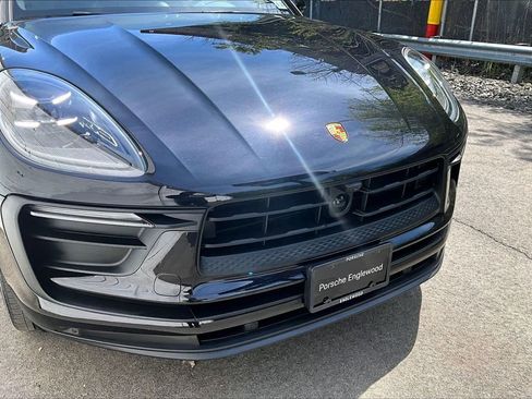 Certified 2025 Porsche Macan AWD/4WD image 32