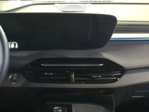 Used 2025 Buick Enclave Preferred FWD image 17
