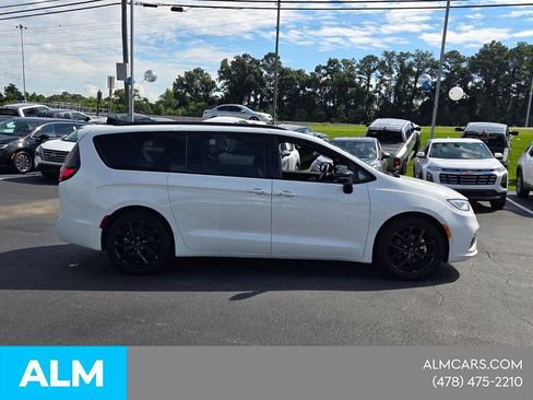 Used 2025 Chrysler Pacifica Limited FWD image 17