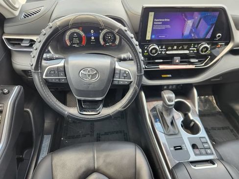 Certified 2025 Toyota Highlander Limited FWD image 27