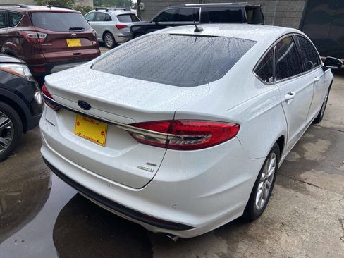 Used 2017 Ford Fusion SE w/ Fusion SE Technology Package image 5