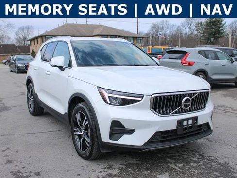 Used 2025 Volvo XC40 B5 Core image 2