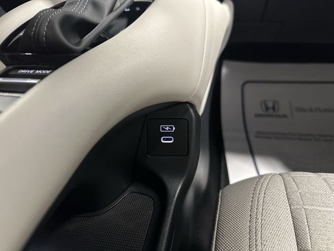 Used 2025 Honda HR-V LX image 18