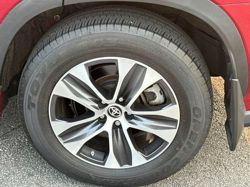 Used 2023 Toyota Highlander XLE AWD/4WD image 6