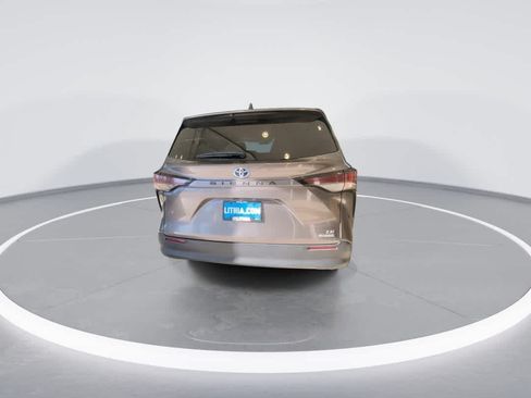 Certified 2024 Toyota Sienna LE FWD image 7