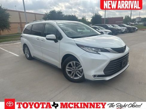 Used 2022 Toyota Sienna Limited image 1