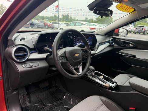 Used 2024 Chevrolet Trax LT w/ Driver Confidence Package FWD image 13