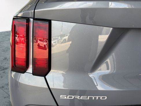 Used 2023 Kia Sorento LX FWD image 31